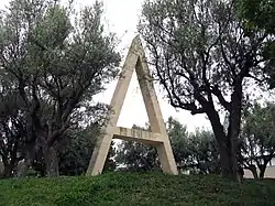 Poema visual transitable en tres tiempos: Nacimiento, camino —con pausas y entonaciones— y destrucción (1984), de Joan Brossa, Jardines de Marià Cañardo.