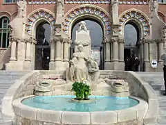 Monumento a Pau Gil (1930), de Eusebi Arnau, Hospital de la Santa Cruz y San Pablo.