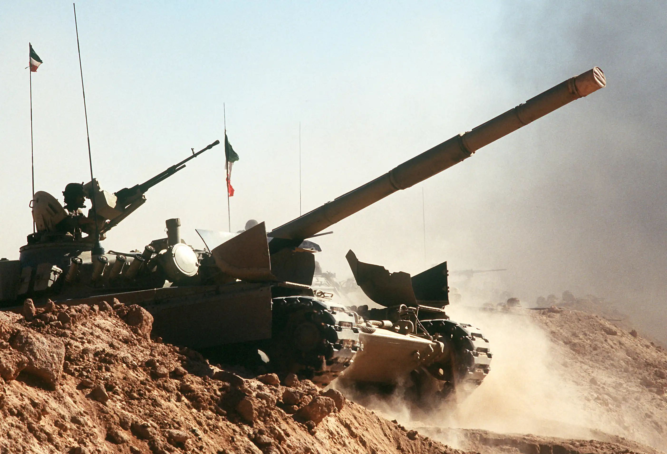 Un M-84 kuwaití durante la Operación Escudo del Desierto, en 1990.