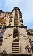 Detalle de los ángeles que suben y bajan por la Escalera de Jacob, fachada oeste, parte derecha.