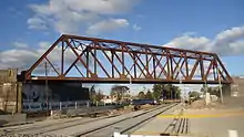 Antiguo cruce entre el Ferrocarril Provincial de Buenos Aires (por el puente) y el Ferrocarril General Roca (por debajo).