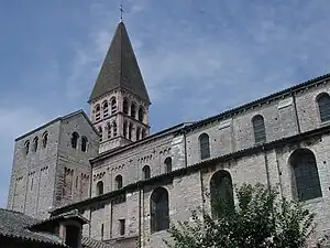 Iglesia abacial de San Filiberto de Tournus. Fachada meridional de la nave (segunda mitad del siglo X) y campanario occidental (circa 1020-1030) que datan del primer arte románico mediterráneo.