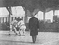 El judoka japonés, Eiji Abe (izquierda), Tamio Kurihara (centro) y Yoshitsugu Yamashita (derecha), en la semifinal de Shōwa Tenran Jiai en 1929.