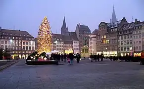 El árbol de navidad de la ciudad, ubicado tradicionalmente en la plaza.