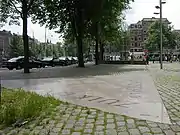 El Homomonument de Ámsterdam usa triángulos rosados simbólicamente para conmemorar a los hombres homosexuales asesinados en el Holocausto (y también a las víctimas de la violencia anti-gay en general).