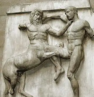 Lapita y centauro luchando. Una de las metopas del Partenón, actualmente en el British Museum (Mármoles de Elgin).