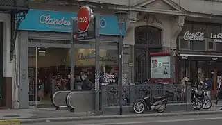 Salida con escalera mecánica sobre la Av. Corrientes