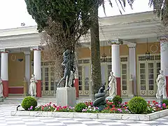 Jardines, estatuas y entrada.