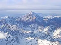 El Aconcagua, ubicado en la provincia de Mendoza, es con 6960,8 msnm el punto más alto del mundo fuera de los Himalayas, además de ser la cumbre de mayor altitud de los hemisferios meridional y occidental.