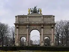 Arco de triunfo del Carrusel (al fondo se ve el obelisco de la plaza de la Concordia y más al fondo, el Arco de Triunfo).