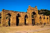 Frente de la mezquita Adhai Din Ka Jhonpra, Ajmer, c. 1229; arcos ménsulas, algunos rematados.