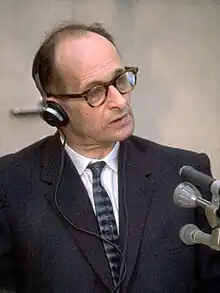 Photo en couleur d'Eichmann durant son procès.