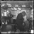 Adolf Henrik Lindstrøm en la cocina en Framheim, en la base de Amundsen en la Antártida durante la expedición al polo sur de 1910–1912.