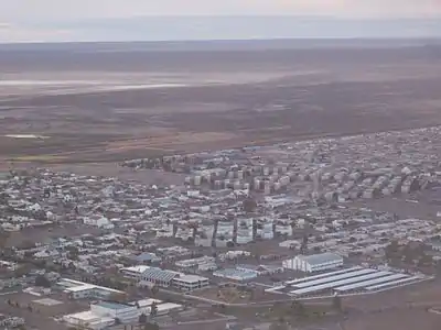 Vista aérea de Rawson. Al fondo se logra divisar parcialmente la laguna VI.