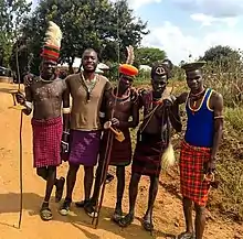 Hombres del pueblo karamojong