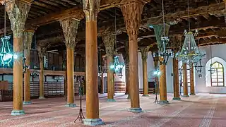 Gran Mezquita (Ulu Cami) de Afyonkarahisar (1272),  un ejemplo de mezquita hipóstila de madera