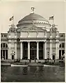 En la parte superior del Edificio Agrícola de la Exposición Mundial Colombina, Chicago, 1893.