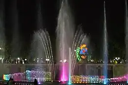 La fuente de aguas danzantes de la Plaza por la noche.