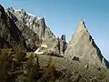 Las Aiguilles de Peuterey vistas desde Val Veny. Aiguille Blanche de Peuterey (extremo izquierdo, arriba), Aiguille Noire de Peuterey (derecha)