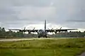 Avión Hercules neozelandés aterrizando en el Aeropuerto Internacional de Funafuti.