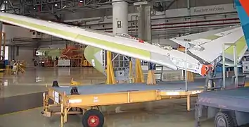 pre-instalado elevadores para un pequeño Airbus. El elevador es la superficie de plata en la mano derecha de la imagen, inmediatamente por debajo de los tubos rojos a la fábrica de pared