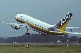 Prototipo del A310 despegando en un show aéreo.