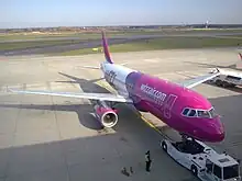 Airbus A320 Wizz Air en plataforma de parking Aeropuerto Internacional de Katowice (Polonia)