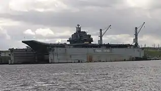 El Almirante Kuznetsov en el dique seco.