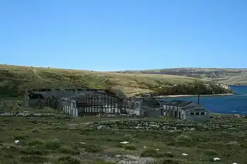 Vista de Bahía Ajax en ruinas