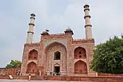 La tumba de Akbar en Agra, India, utiliza arenisca roja y mármol blanco, como muchos de los monumentos mogoles. El Taj Mahal es una excepción notable, ya que sólo utiliza mármol.