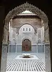 Un arco lambrequín con decoración mocárabe en la madrasa de Al-Attarine, Fez (Marruecos) (1323-1325)