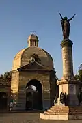 Monumento símbolo del dolor de la ciudad, en la plaza de ingreso del Cementerio General de Santiago