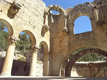 Trompa palocristiana de principios del siglo V en el monasterio de Alahan. Aquí la parte pris resalta el principio estructural primitivo del concepto de trompa: es simplemente un arco que proporciona soporte en diagonal entre dos muros en ángulo recto. Una bóveda de horno cierra la cavidad y puede servir como contrafuerte.