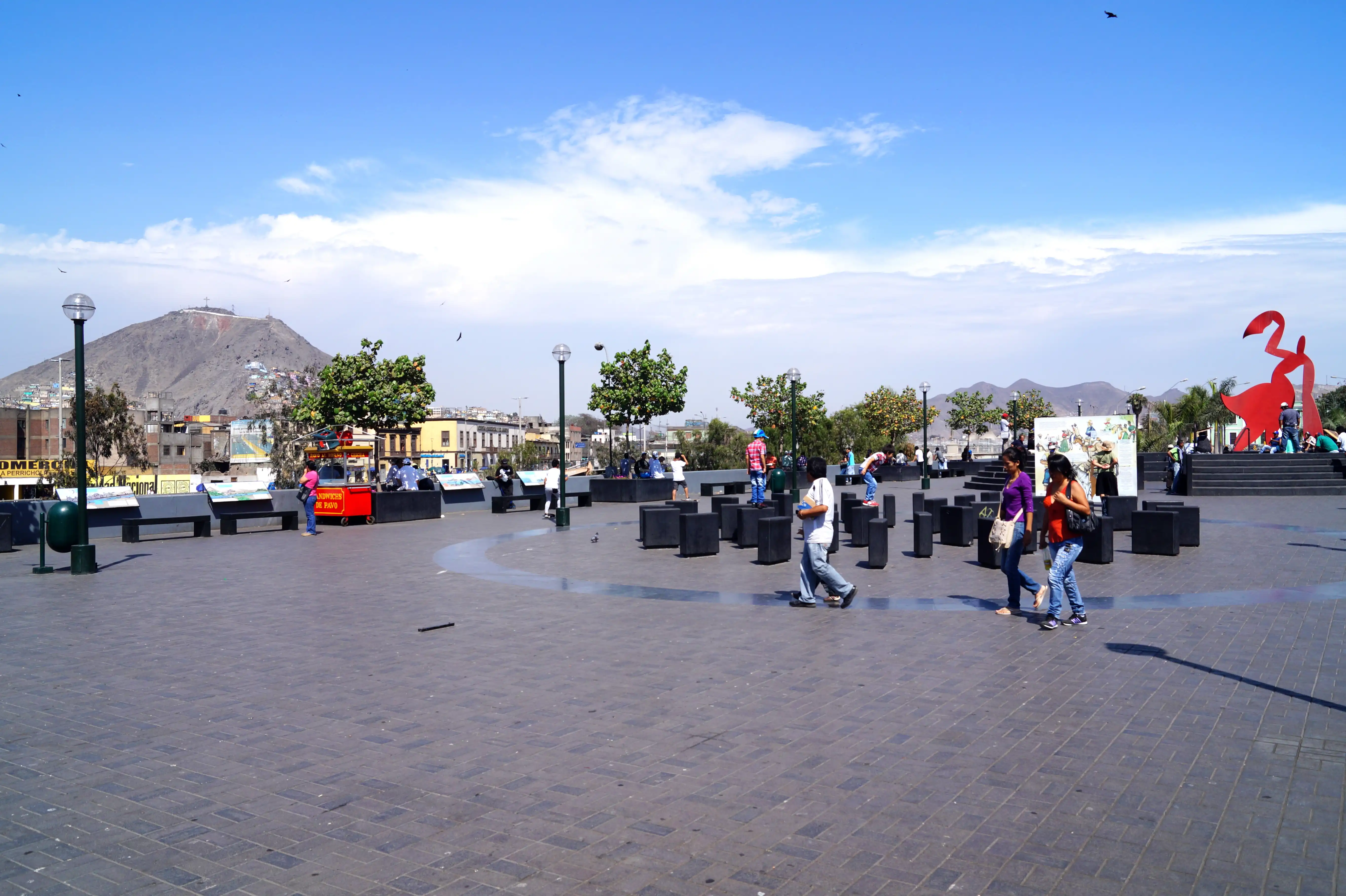 Alameda Chabuca Granda en Lima. Ubicada entre el Palacio de Gobierno y el río Rímac es un lugar donde se organizan festivales artísticos de música criolla y gastronómicos de comida tradicional.