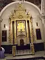 Altar y hornacina con la imagen de la Virgen.