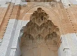 Portal de Muqarnas (parcialmente reconstruido) de Alayhan, posiblemente alrededor de 1190