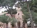 La ermita está rodeada de pinos.