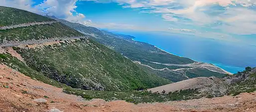 La costa del Himara vista desde el puerto de Llogar