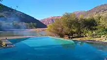 Alberca con vista al río Balsas en el balneario Papalutla