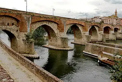 Pont vieux : il a gardé des traces de ses nombreux remaniements.