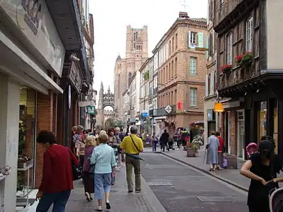 Rue Mariès, que combina el estilo medieval y neoclásico.