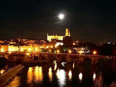 Vista nocturna de la ciudad episcopal.