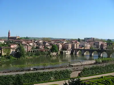 Promontorio del Tarn, jardines colgantes y puente viejo.