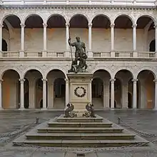 Patio. Escultura de Carlos V.