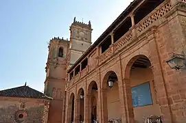 Torres de la Trinidad y del Tardón y lonja de Santo Domingo.