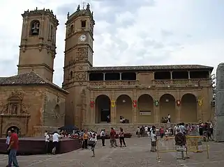 Plaza Mayor de Alcaraz, con las torres de la Trinidad y del Tardón.