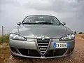 Alfa Romeo 147. Vehículo con parrilla clásica de Alfa en forma de V.