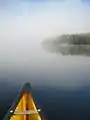 Comienza a levantar la bruma de la madrugada en el Lago Burnt Island.