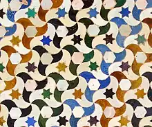 Revestimiento de paredes en la Alhambra, España (y toda la pared); ignorando todos los colores, pertenece al tipo p3 (ignorando solo los colores de las estrellas, pertenece al p1)