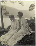 Alice Boughton: Dos Mujeres bajo un árbol (1906)